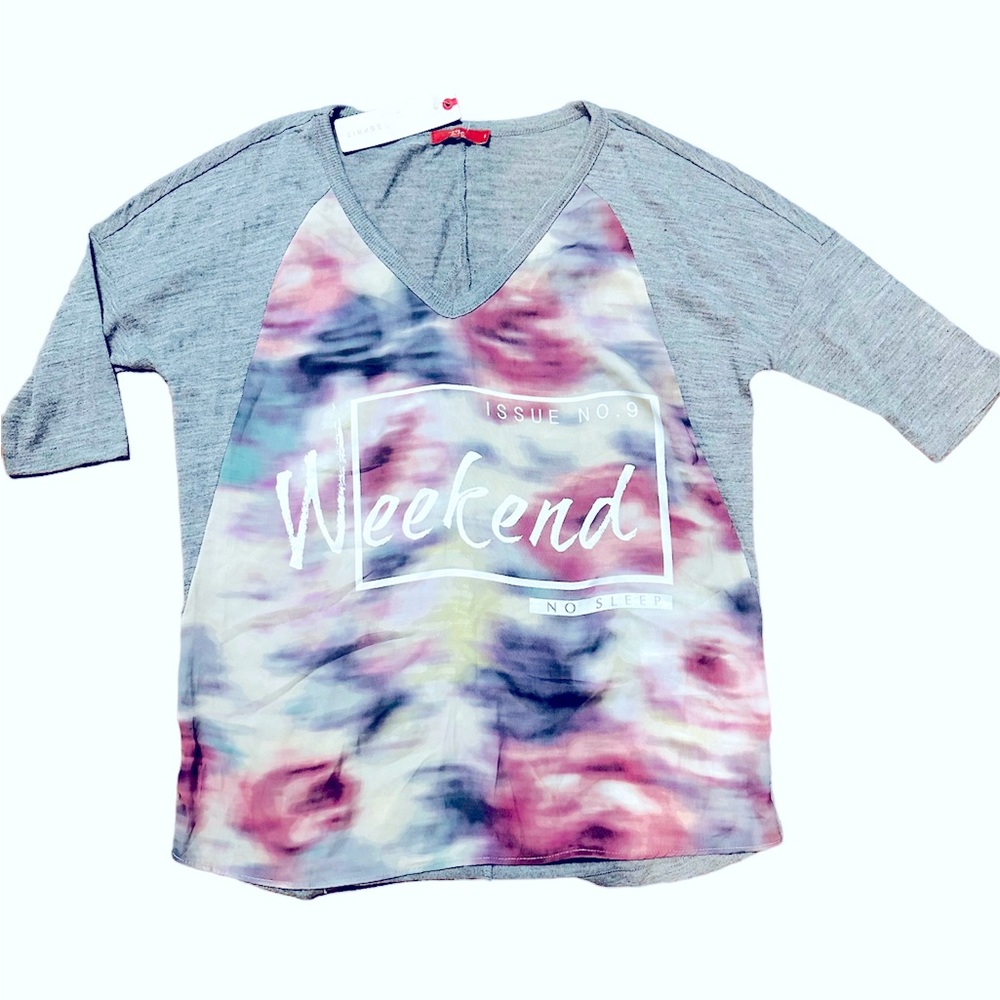 NWT Women’s Graphic V-Neck Tee, Size S